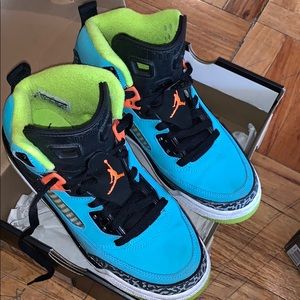 Used still in great condition Jordan spizike bg